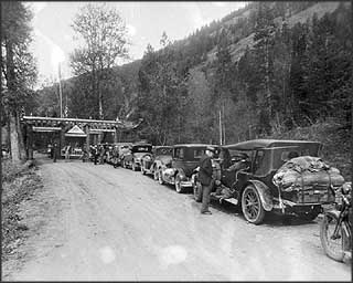 early cars lined up at Yellowstone gate