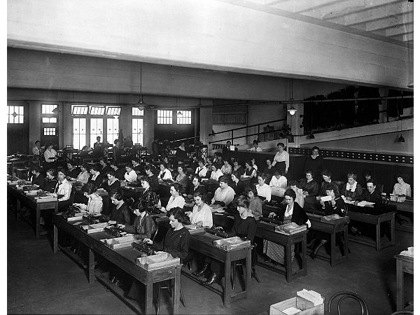 women computers during
            WWII (Shorpy)